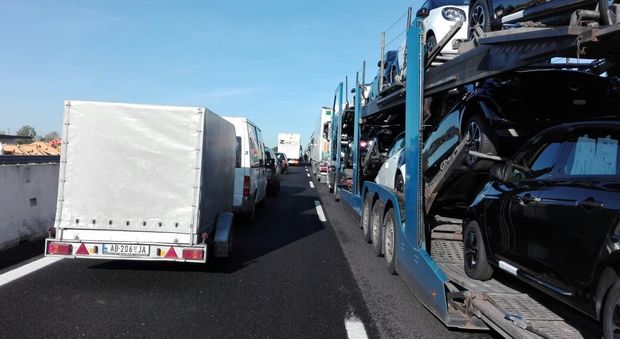 Incidenti tra camion in autostrada, traffico paralizzato e tratto chiuso