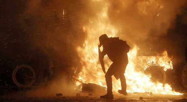 Ucraina, notte di scontri a Kiev 100 feriti e 12 arresti