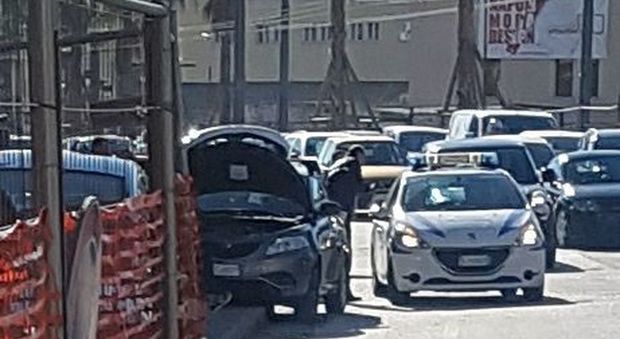 Napoli, odissea cantiere in via Marina: incidente alla rotatoria della Stella Polare