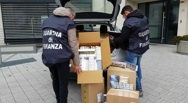 Contrabbando di sigarette da Napoli a Palermo: 15 arresti, business da 2,4 milioni di euro