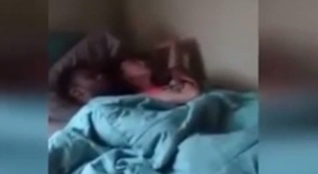 Trova la fidanzata a letto con un altro uomo e filma tutto: il video diventa virale