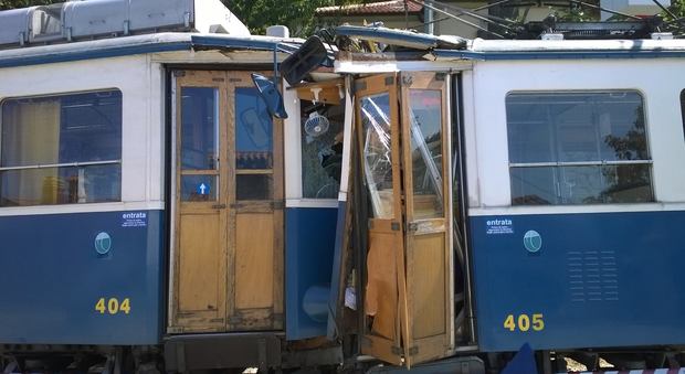 Lo scontro fra i due tram (foto postate sul profilo Facebook di Giuly Sadar)