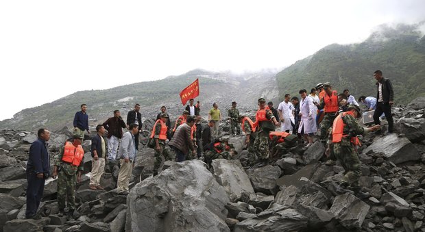 Frana travolge un villaggio del Sichuan: 140 persone sepolte vive