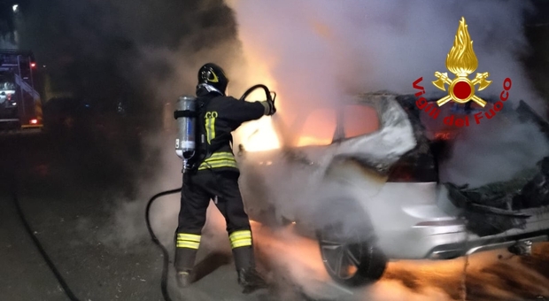 Un altro incendio nella notte: distrutte una Volvo e una Panda in centro