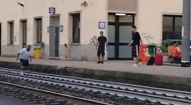 San Donà, il passatempo pericoloso: giocano a pallone sui binari del treno. Il giro fa il giro del web