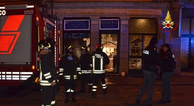 Esplosione e fiamme in centro: distrutto un negozio ed evacuate 4 famiglie