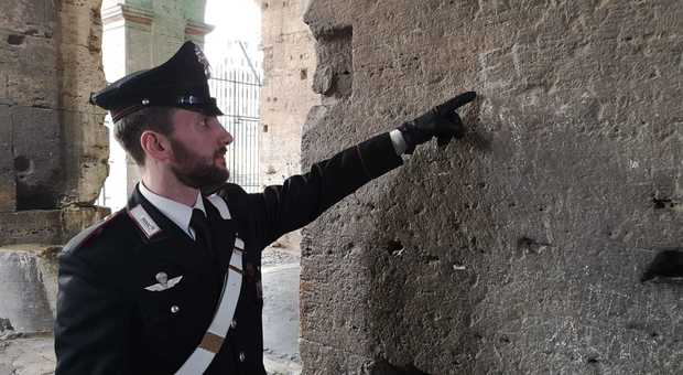 Turista incide le iniziali dei figli e del marito al Colosseo