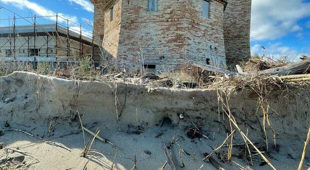 L'erosione alla Torre sul porto della Sentina