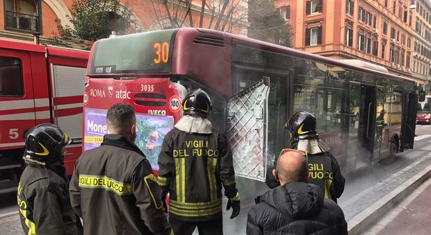 Roma, autobus prende fuoco a Prati: traffico paralizzato
