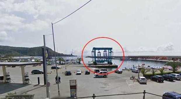 Una società di Parma compra il carroponte di Marina di Camerota: ripulito il porto