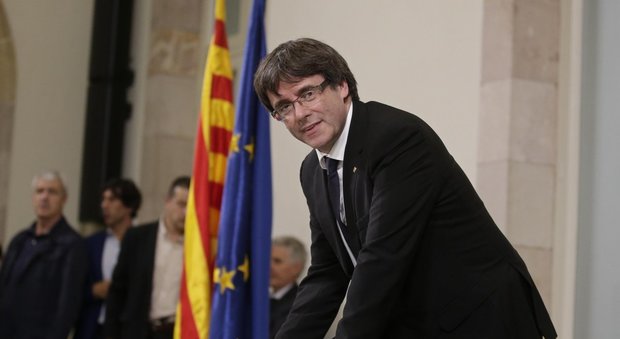 Catalogna, la frenata di Puigdemont: dichiara l'indipendenza ma la sospende per favorire il dialogo. Madrid: ricatto inammissibile