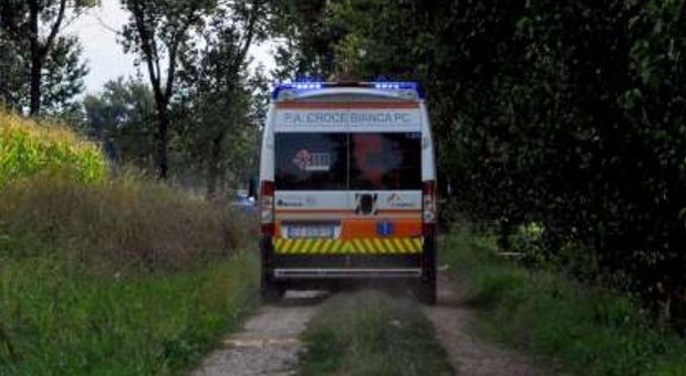 Il suo trattore si ribalta in un fossato: imprenditore 57enne muore schiacciato