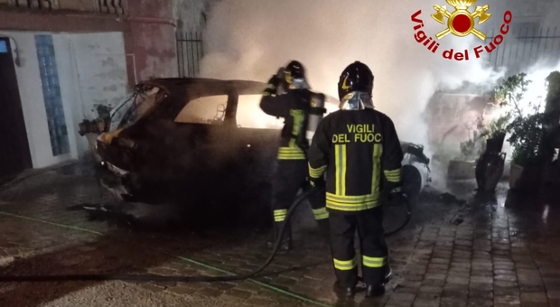 Ennesimo incendio nella notte di Natale: brucia un'Audi Q7
