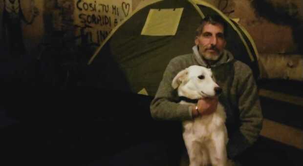 Fine anno in una tenda in piazza: «Ho perso il lavoro»