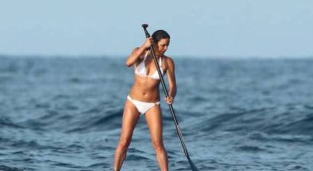 Michelle Rodriguez in difficoltà, la sexy attrice si cimenta nel paddle surf ma fallisce