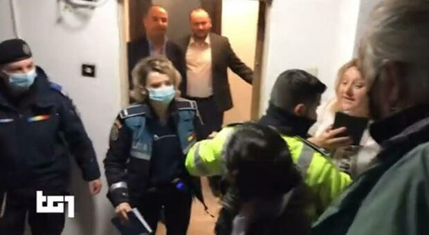 Romania, l'inviata del Tg1 Lucia Goracci aggredita dalla senatrice no vax e portata via dalla polizia