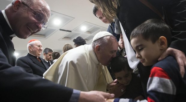 Papa Francesco in visita a Ottavia: «Le streghe non esistono, temo di più i pettegolezzi»