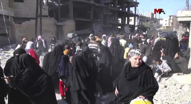 Le truppe curde: «Riconquistata Raqqa, miliziani Isis in fuga», allarme foreign fighters