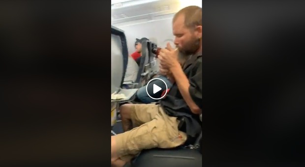 Passeggero accende una sigaretta sull'aereo come nulla fosse, la reazione dello steward VIDEO