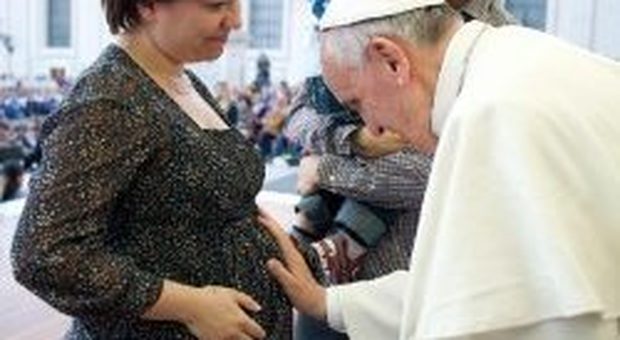 Papa Francesco contro gli abusi domestici, «basta maltrattare le donne»