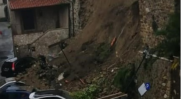 Crollo in centro a Torrice, paura e danni: famiglie evacuate