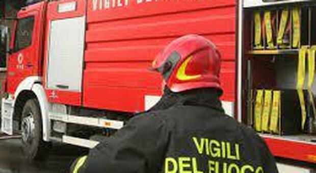 Milano, incendio in un palazzo in via Settembrini: evacuati i residenti dei 15 appartamenti