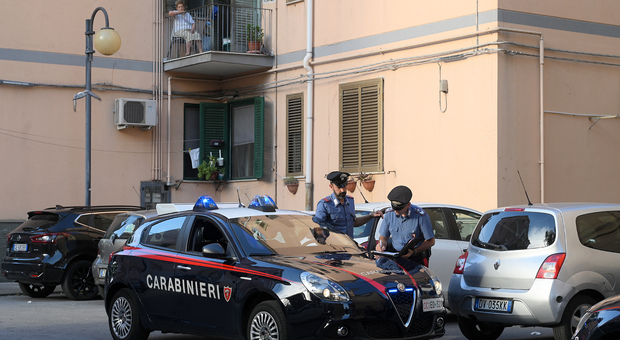 Napoli, figlio violento aggredisce il padre anziano e i carabinieri