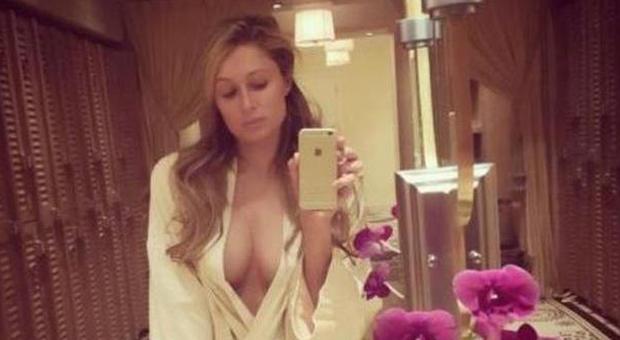 ​Paris Hilton, selfie hot su Instagram: l'accappatoio si apre e spunta il decolleté
