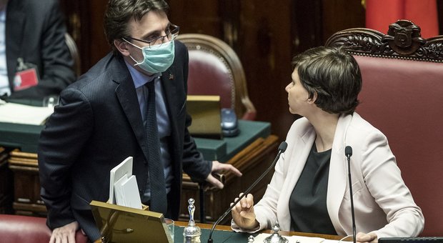 Parlamenti in ordine sparso: l'Italia non chiude, Parigi a metà e Gb fa finta di niente