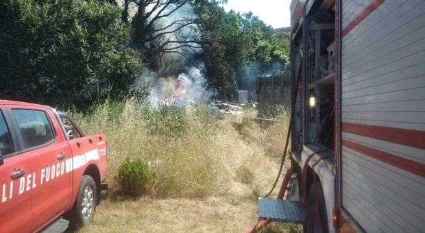 Monterubbiano, mietitrebbia a fuoco scatena l'incendio nel campo di grano: i vigili del fuoco salvano le case vicine