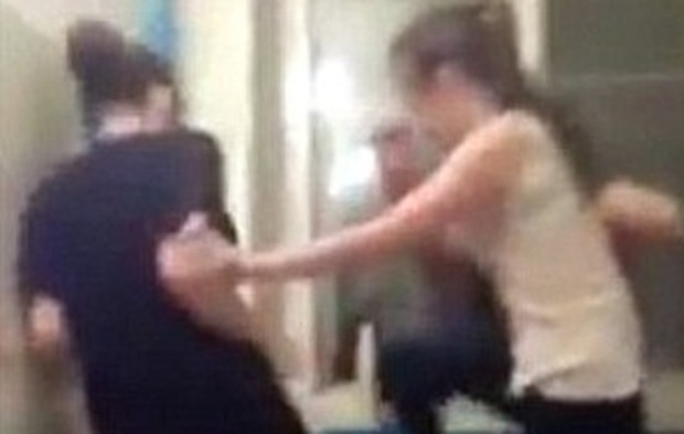 Russia, aggressione a scuola: accusano la compagna di avere i pidocchi, la picchiano e le infilano la testa nel water. Il video finisce online