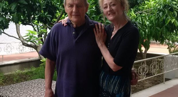 Tony Harrison con la moglie Sian Thomas all’Hotel La Fonte di Portonovo