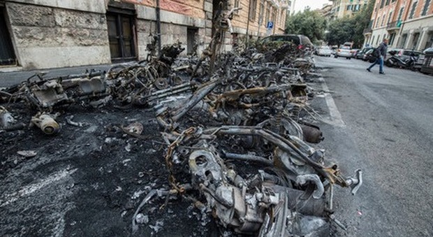 Roma, bruciati venti scooter e un'auto: incubo piromane al quartiere Trieste