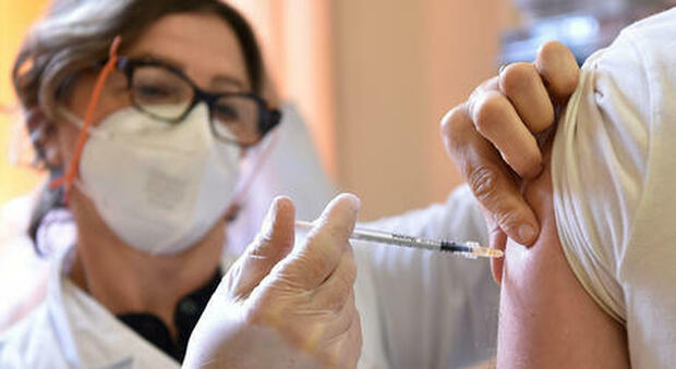 Vaccini, da lunedì via alle prenotazioni per gli over 50 in tutta Italia