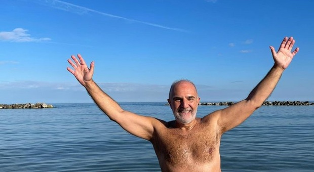 Fine anno con un tuffo al mare per il sindaco Carlo Masci e il messaggio- spot per Pescara