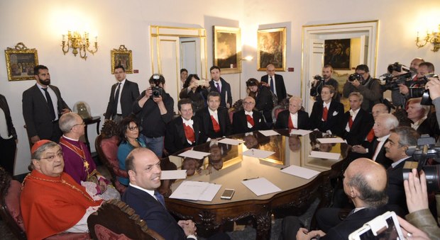 San Gennaro, Alfano firma la pace in Curia: il ministro verso il ritiro del decreto della discordia