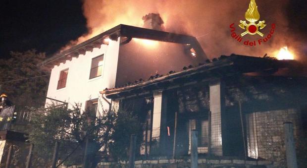Un furioso incendio si scatena in una casa: tetto devastato