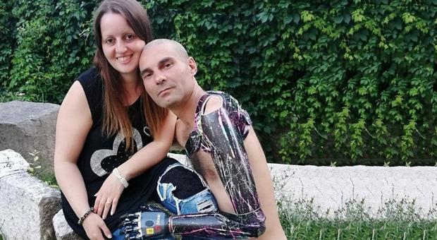 Michele Specchiale, il deejay bionico: auto in fiamme, riesce a mettersi in salvo