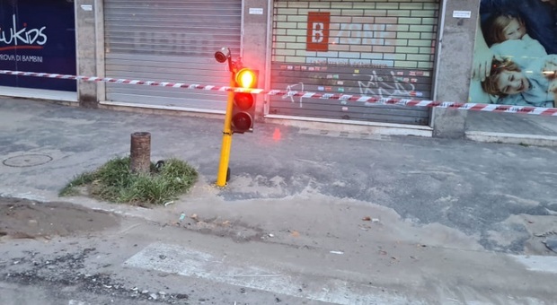 Voragine nell'asfalto, il semaforo sprofonda ma continua a funzionare: incredibile in via Gianicolense