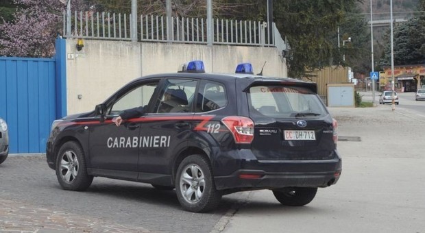 Tenta il suicidio con il gas per la crisi, salvato dai carabinieri con la respirazione bocca a bocca