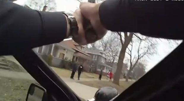 Agente punta la pistola contro 5 ragazzini neri: bufera sulla polizia del Michigan