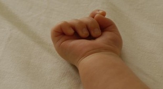 Si ferma il cuore del neonato: la mamma lo rianima grazie al 118