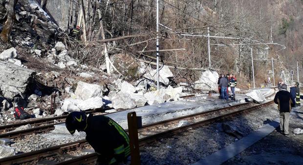 Frana travolte un'auto sulla statale Val Vigezzo: due morti
