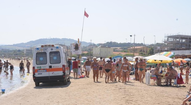 Fa il bagno in mare e muore: il corpo visto galleggiare dai turisti, vittima un romano di 41 anni