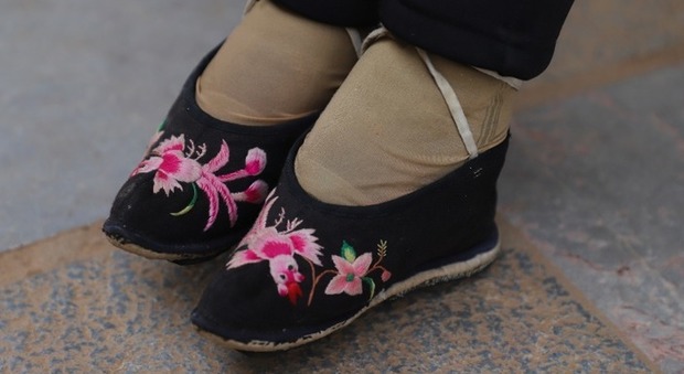 I piedi deformati di una 92enne dello Yunnan (foto di Cameron Hack per @thatsmags)