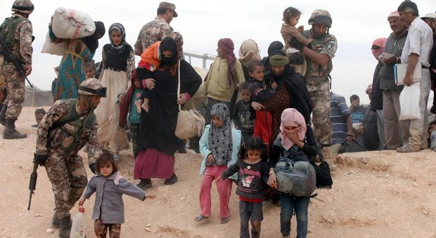 Siria, raid in un campo profughi: uccise almeno 17 persone, anche bambini