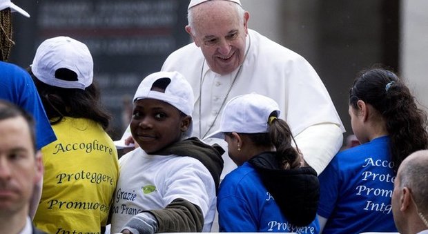 immagine Il Papa fa salire otto bambini migranti a bordo della papamobile
