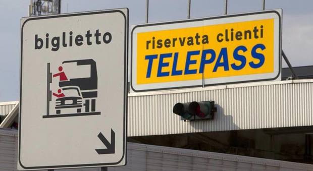 Si accoda alle auto mentre transitano sotto il telepass per non pagare il pedaggio: debiti per diecimila euro, denunciato