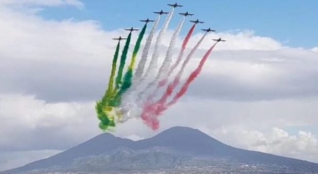 Le Frecce Tricolori sorvolano Napoli, il Prefetto: «Evitare assembramenti»