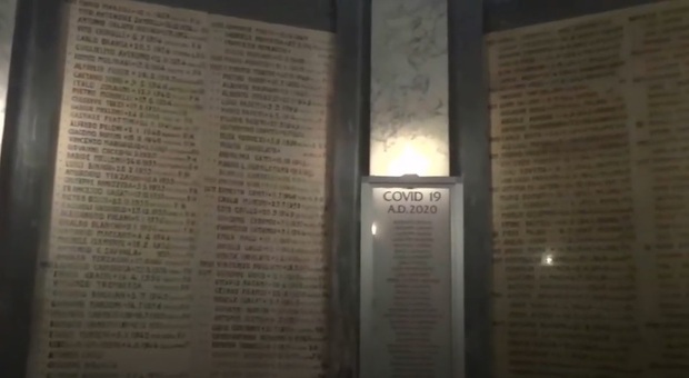 Covid, i nomi dei 179 medici italiani morti nella pandemia incisi su una lapide. Ma la lista si allunga